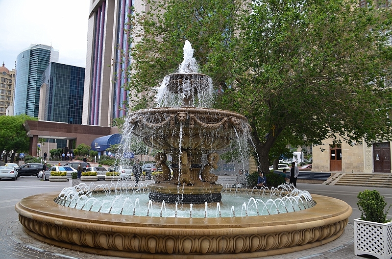 063_Azerbaijan_Baku_Fountains_Square.JPG