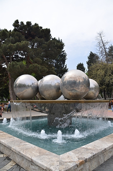 064_Azerbaijan_Baku_Fountains_Square.JPG