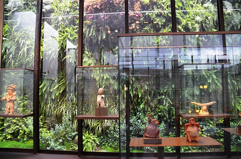 053_Ecuador_Quito_Casa_del_Alabado.JPG