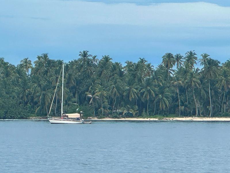 025_Panama_Holandes_Cay_Beach.JPG